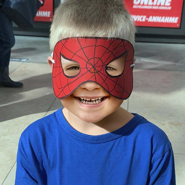 Junge mit Spidermaske, Bastelaktion Halloween